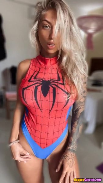 Abby – Epic 18 Years Old Teen Girl Nude Selfie