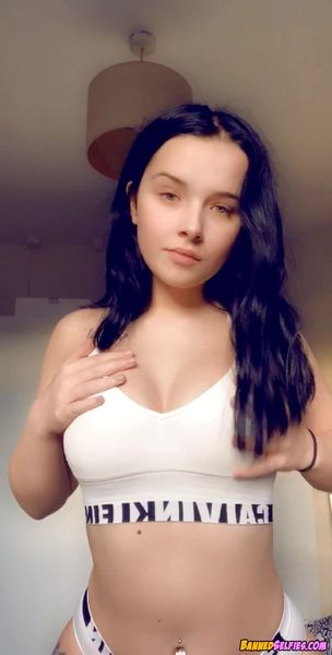 Ada – Amazing 23 Years Old Cheerleader Babe Nude Selfie