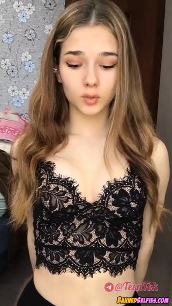Adyson – Amazing 18 Years Old Teen Babe Nude Selfie