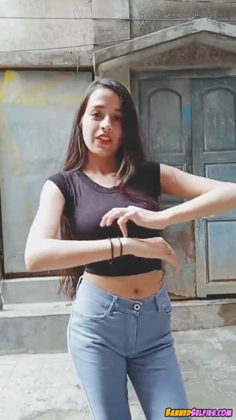 Alannah – Quick Nude Tease Shy Teen On Instagram