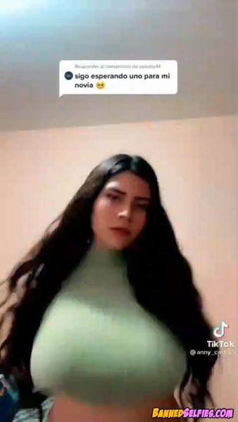 Alyvia – Amazing 18 Years Old Teen Girl Nude Tiktok Selfie