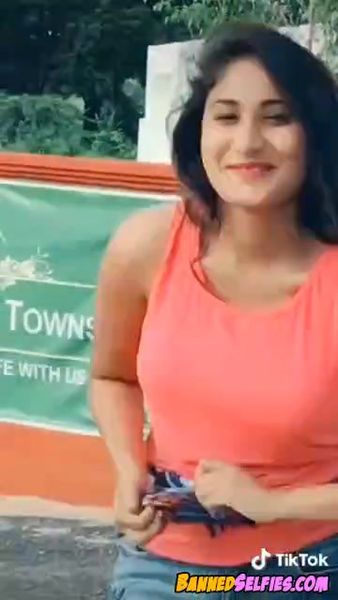 Alyvia – Teen Nude Tiktok Selfie