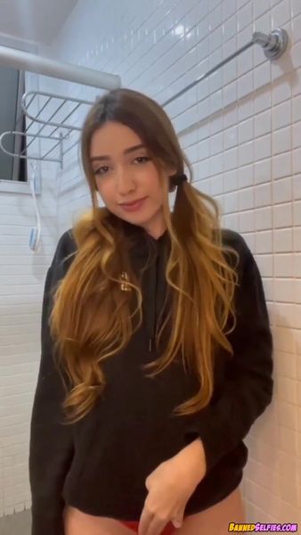 Caroline – 19 Years Teen Babe Nude Selfie