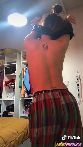 Giada – 19 Years Teen Girl Epic Nude Selfie On Tiktok