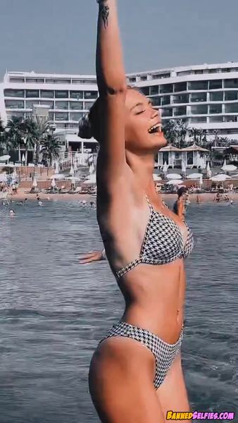 Hallie – Highschool Girl Talked Into Nude Selfie By Complete Stranger On Tiktok