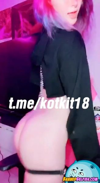 Kinsley – Girl First Time Nude Selfie