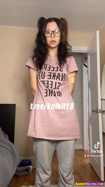 Mia – Beauty Teen Shows The Nude Goods On Tiktok