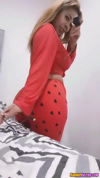 Naomi – Amazing 18 Years Old Highschool Girl Nude Tiktok Selfie