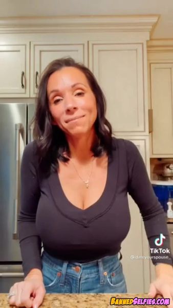 Natalia – Girl Strips And Shows On Tiktok