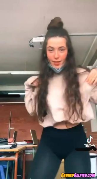 Perla – Epic 18 Years Old Teen Girl Nude Instagram Selfie