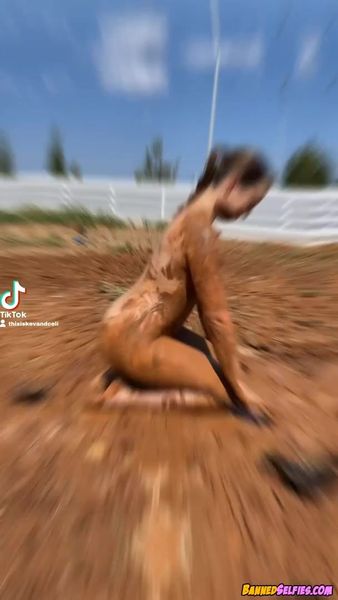 Rayna – Sexy Babe Strips Tiktok