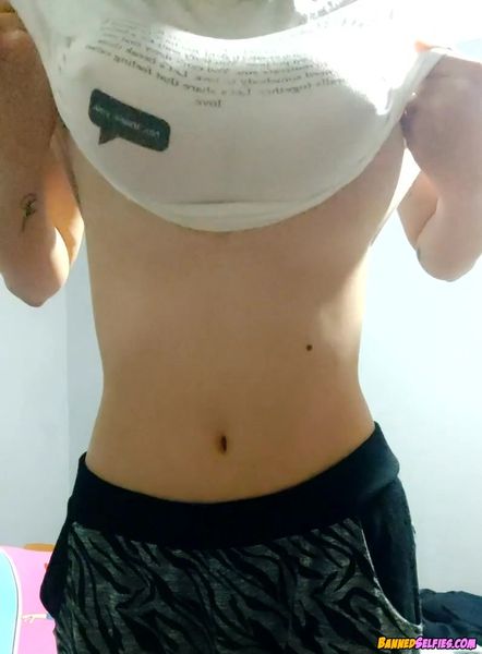Sadie – 18 Years College Babe Epic Nude Selfie On Tiktok