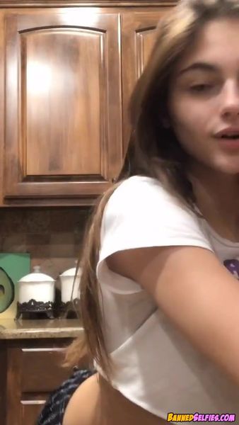 Shayla – Amazing 19 Years Old Teen Girl Nude Instagram Selfie