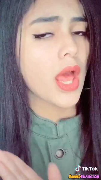Vanessa – Epic 20 Years Old Cheerleader Babe Nude Instagram Selfie