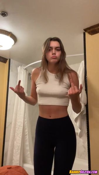 Jazmyn – Quick Nude Tease 18 Years Old On Instagram