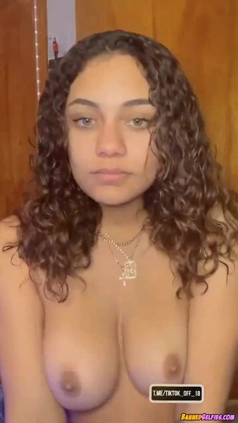 Kaylynn – 21 Years College Babe Epic Nude Selfie On Tiktok